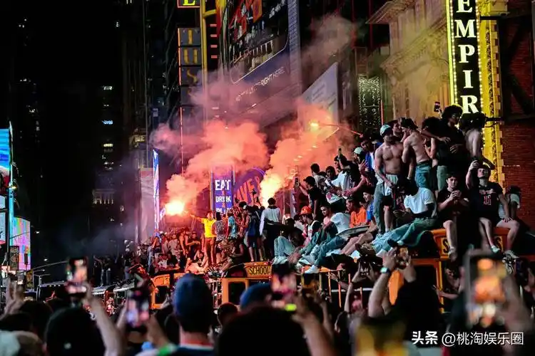 纽约双线狂欢：世界杯与尼克斯夺冠游行背后的足球野心